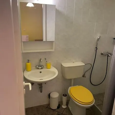 Yellow House * Logaras