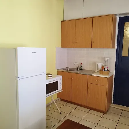 Holiday home Yellow House Logaras